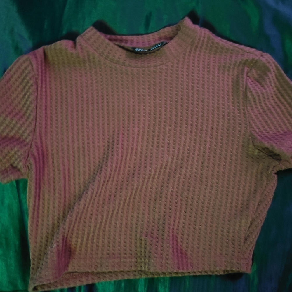 Cropped red shirt